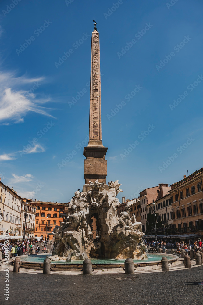 Fontana dei Quattro Fiumi na Piazza Navona w Rzymie, majestatyczny pomnik sztuki i historii. Symbol kulturalnej wielkości Włoch.