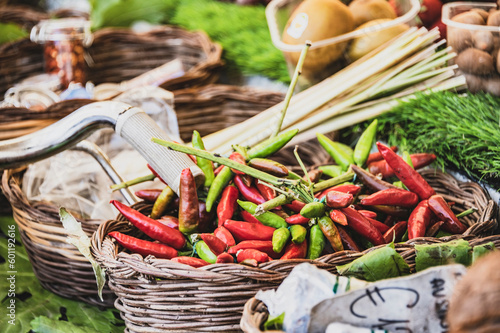 Kolorowe papryczki na straganie, tworzą tęczę barw i smaków. Symbol zdrowego odżywiania i świeżości. © LPPhotography