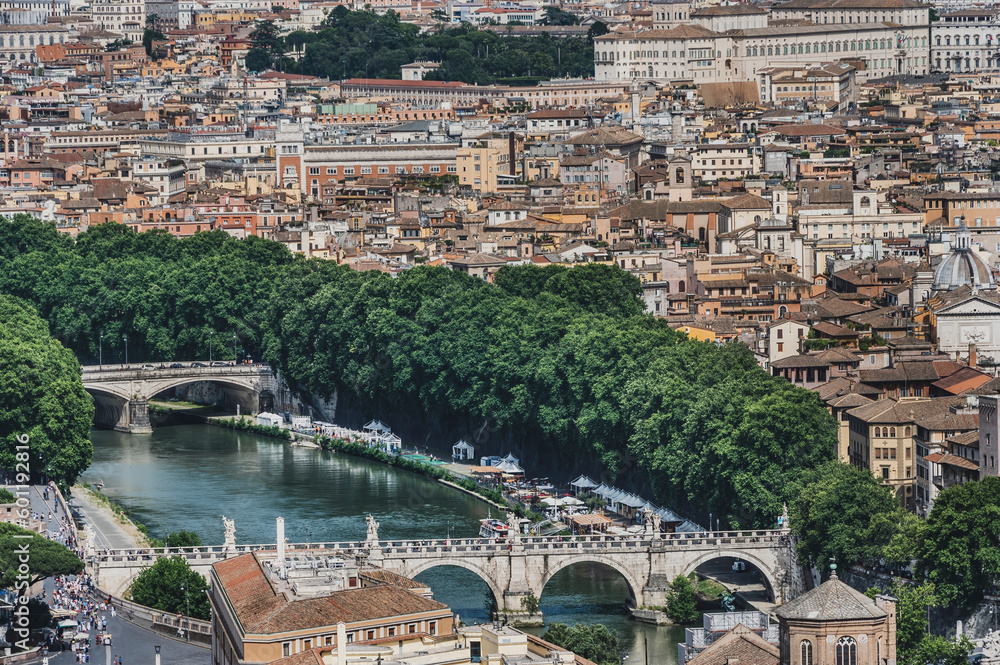 Obraz na płótnie Zapierający dech w piersiach widok na Rzym z góry Bazyliki Świętego Piotra. Panorama obejmuje zabytkowe budynki, ulice i placówki miasta, ukazując wspaniałą mozaikę historii, kultury i architektury Wi w salonie