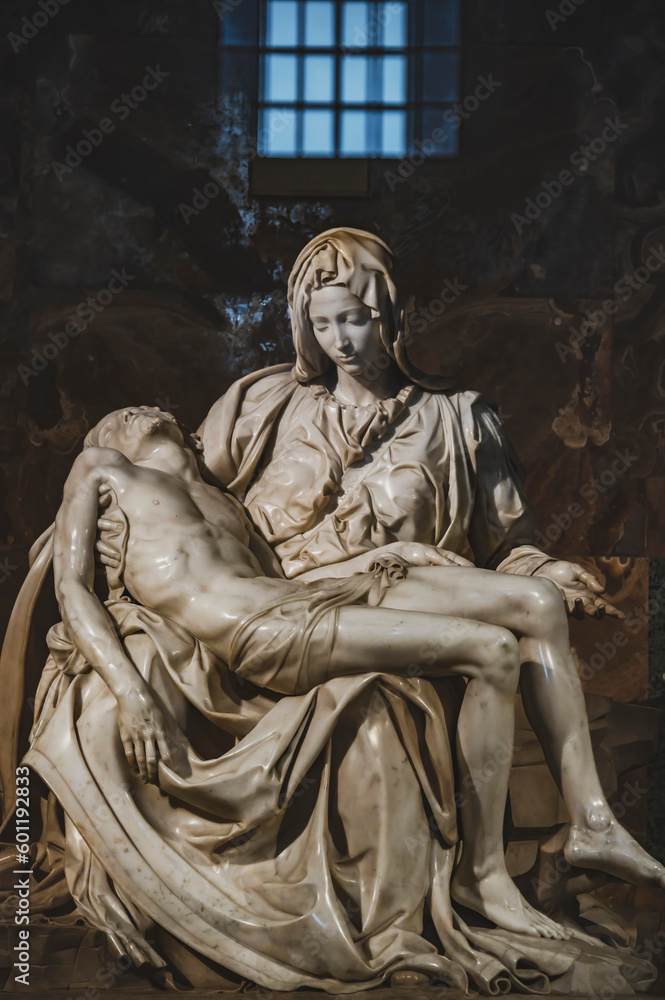 ietà Watykańska, misternie rzeźbiona przez Michała Anioła, to jedno z najważniejszych dzieł sztuki zachowanych w Bazylice Świętego Piotra w Rzymie. Przedstawia Matkę Boską trzymającą na kolanach ciało - obrazy, fototapety, plakaty 