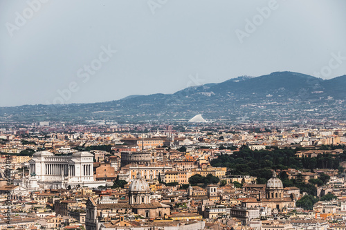Zapierający dech w piersiach widok panoramiczny na Rzym z góry Bazyliki Świętego Piotra, z Koloseum, rzeką Tybrem i Placem Weneckim w tle. Krajobraz miasta pięknie uchwycił wielkość i historię Wieczne