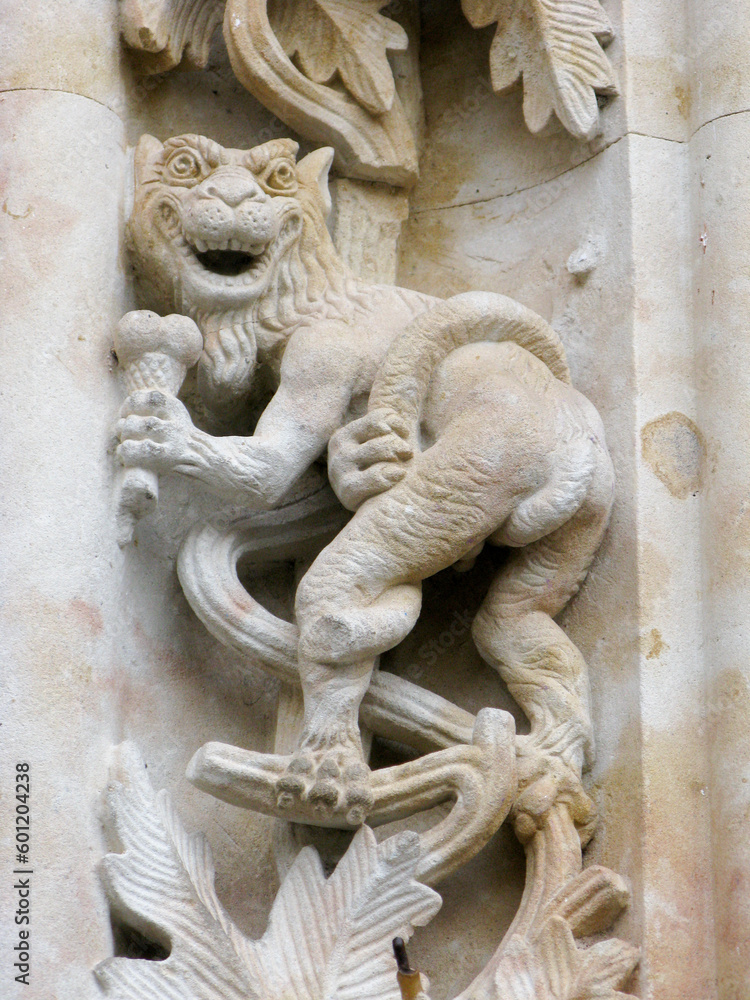 escultura dragon come helado catedral salamanca
