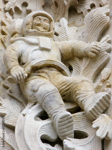 figura astronauta puerta catedral de salamanca labrado en piedra de villamayor