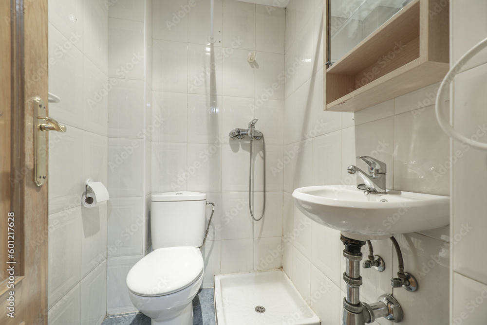 A simple toilet with a small shower tray, white porcelain toilets A simple toilet with a small shower tray, white porcelain toilets