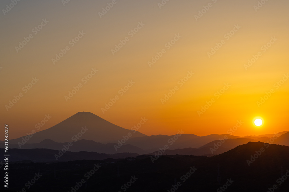 湘南平から望む富士山と夕陽