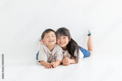 笑顔の兄妹　smiling siblings photo