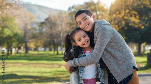 Foto Park, hug and portrait of brother and sister enjoying summer day for bonding, quality time and playing