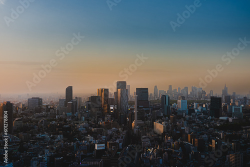 春の東京の夕暮れ　ビル街と夕日 © Ryu