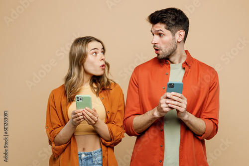 Fotografía Young shocked amazed fun couple two friend family man woman wear casual clothes