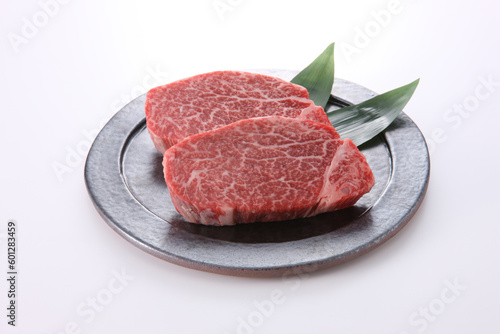 黒毛和牛のヒレステーキ　皿盛りの生肉　白背景