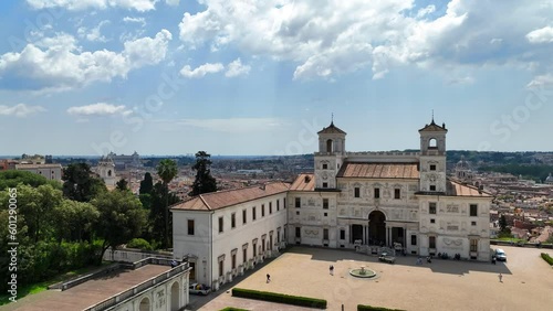 l'Accademia di Francia a Villa Medici nel centro di Roma
Spettacolare ripresa aerea con drone della villa che domina sul centro della città di Roma. photo