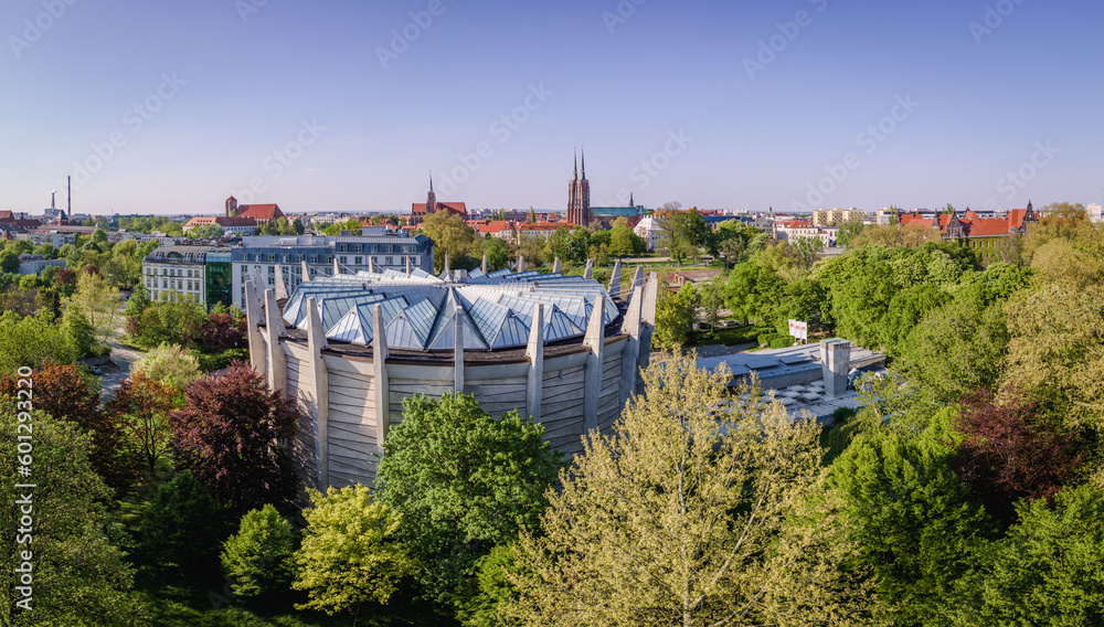 Widok na Panoramę Racławicką z Parku Juliusza Słowackiego we wrocławiu, wiosna 2023.