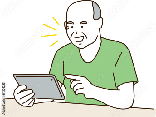 タブレットを持つ笑顔の高齢者男性
