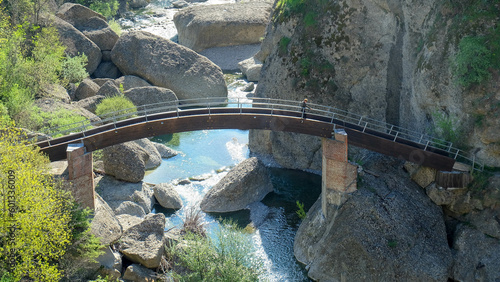 Piemont Gebirge in Italien - Parco Naturale Regionale dell'Antola - Strette di Pertuso im Val Borbera mit Brücke über Fluss photo