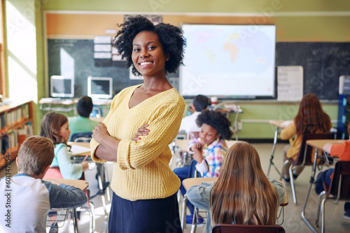 Fotografia Portrait, black woman and teacher with arms crossed, students or happiness in a classroom