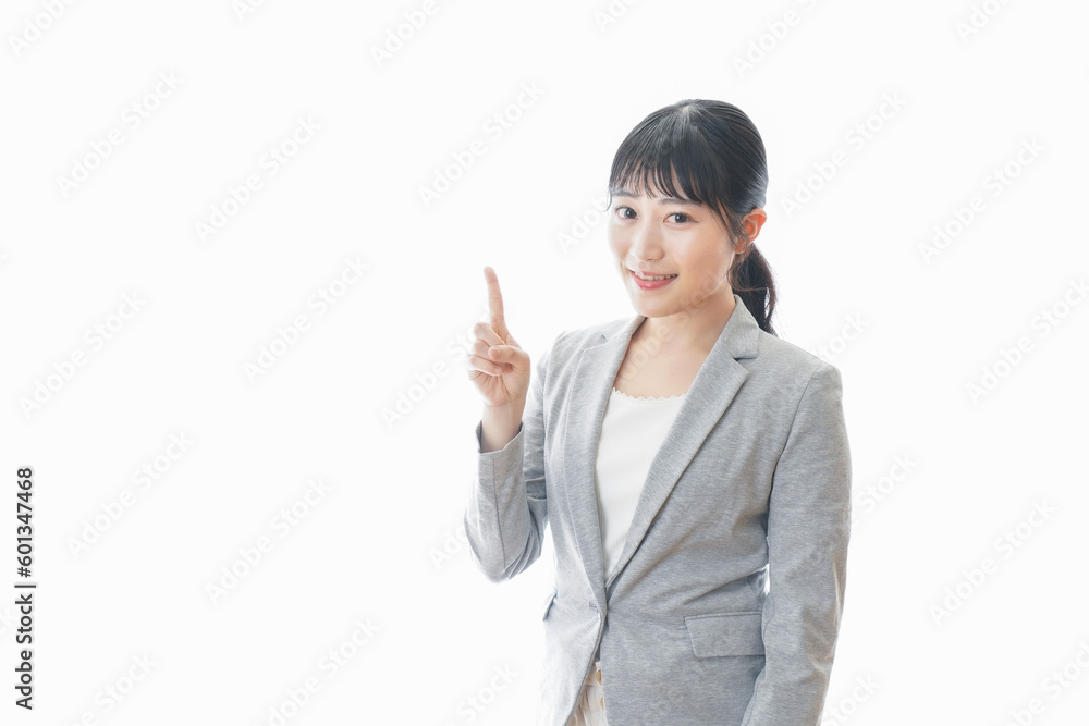 おすすめを指差す笑顔のビジネスウーマン