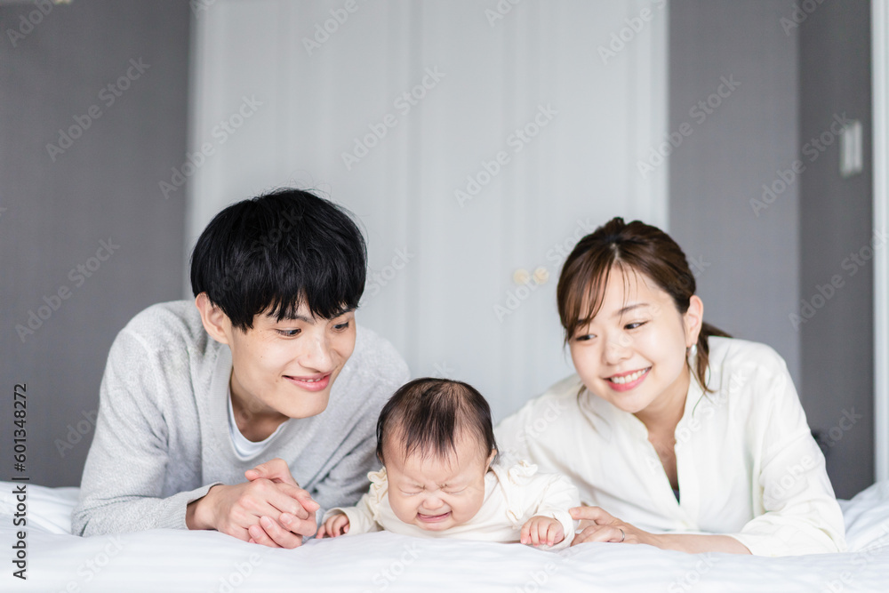 赤ちゃんと一緒に寝転ぶファミリー 赤ちゃんと一緒に寝転ぶファミリー