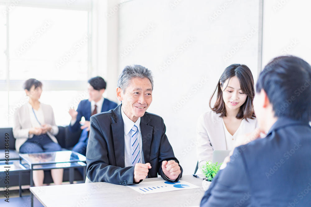 楽しい雰囲気でミーティングをするビジネスパーソン 楽しい雰囲気でミーティングをするビジネスパーソン