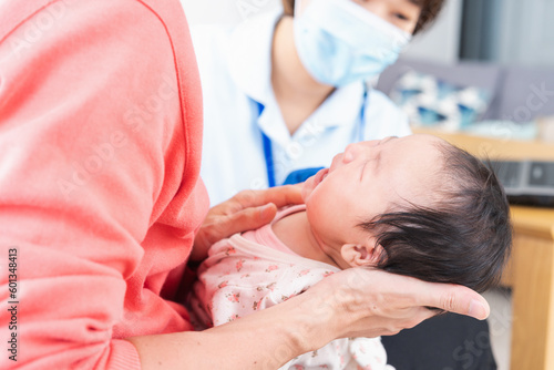 病院で治療を受ける赤ちゃん