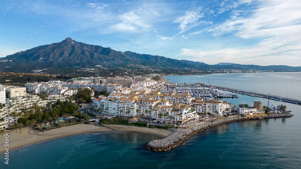 vista de puerto Banús en un bonito día azul de costa de Marbella, Andalucía	