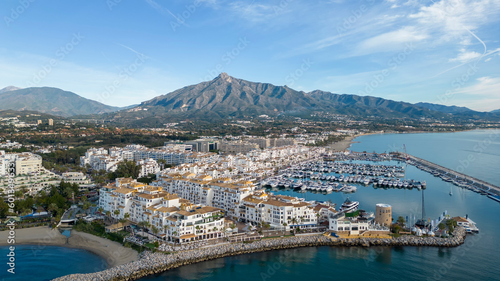 vista de puerto Banús en un bonito día azul de costa de Marbella, Andalucía