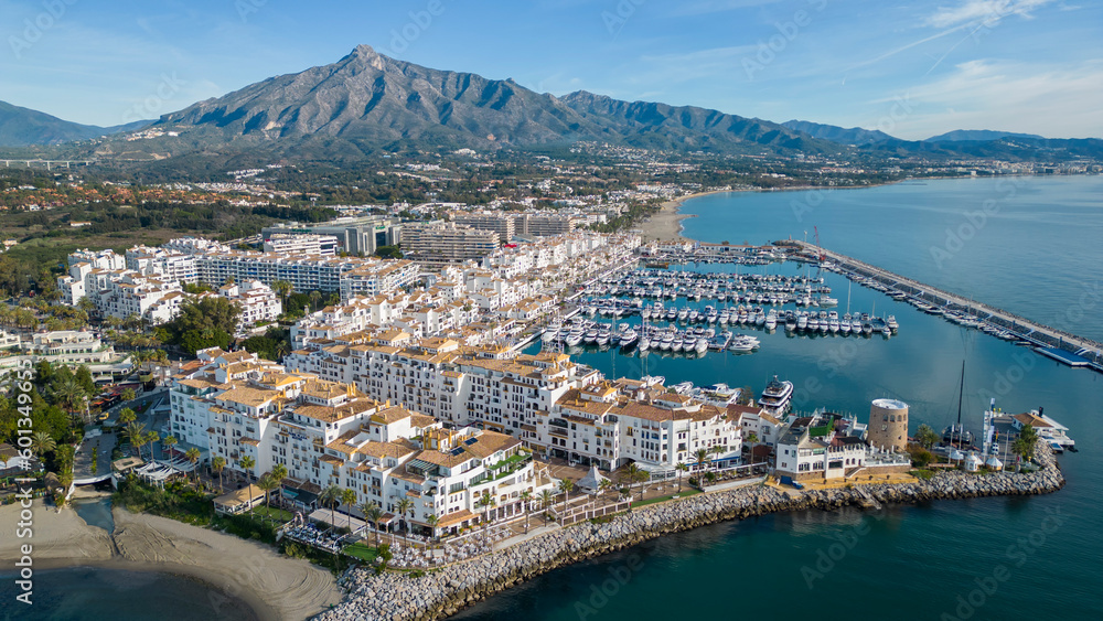 vista de puerto Banús en un bonito día azul de costa de Marbella, Andalucía - obrazy, fototapety, plakaty 