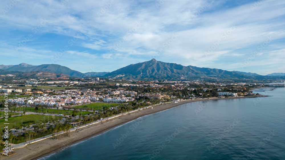 vista aérea de la playa de San Pedro Alcántara en el municipio de Marbella, Andalucía