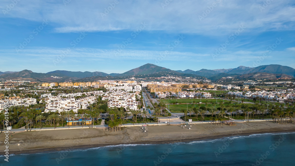 vista aérea de la playa de San Pedro Alcántara en el municipio de Marbella, Andalucía