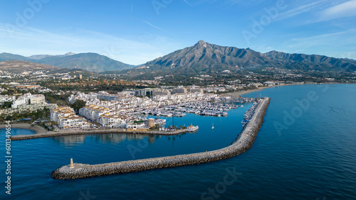 vista de puerto Ban  s en un bonito d  a azul de costa de Marbella  Andaluc  a