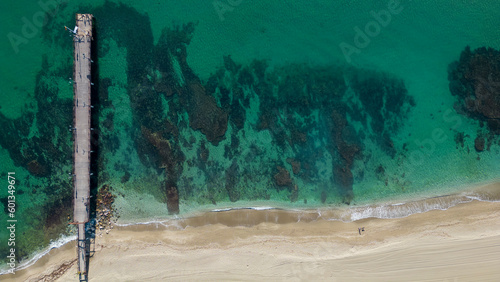 embarcadero en una playa de la ciudad de Marbella en la Costa del Sol, España	