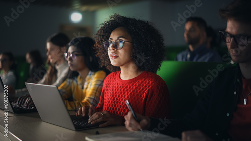 Photos Beautiful Multiethnic African Female Student Studying in University with Diverse Classmates