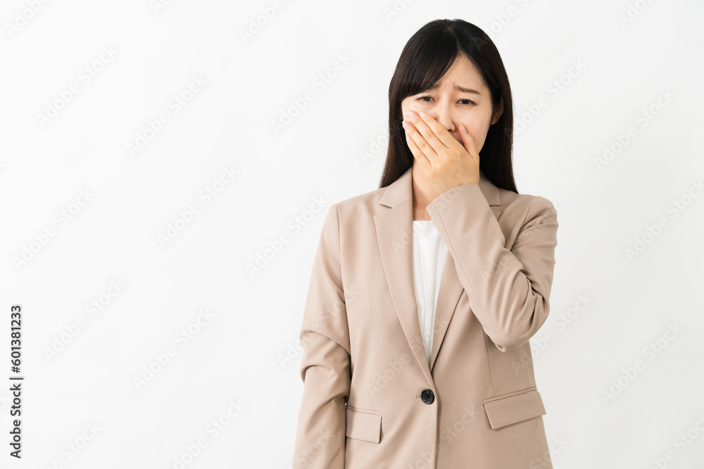 ショックで不安になる若い女性 ビジネスイメージ ショックで不安になる若い女性 ビジネスイメージ