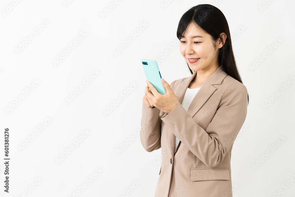 スマートフォンを使う若い女性 ビジネスイメージ スマートフォンを使う若い女性 ビジネスイメージ