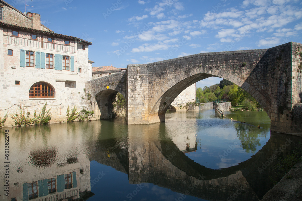 Pont et maison se reflétant dans la rivière la Baïse à Nérac (Lot-et-Garonne)