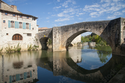 Pont et maison se reflétant dans la rivière la Baïse à Nérac (Lot-et-Garonne)