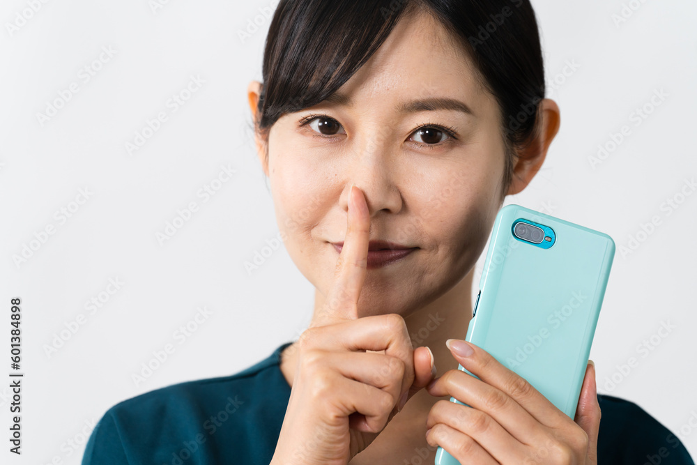 口に指を当てる若い女性 ライフスタイルイメージ 口に指を当てる若い女性 ライフスタイルイメージ