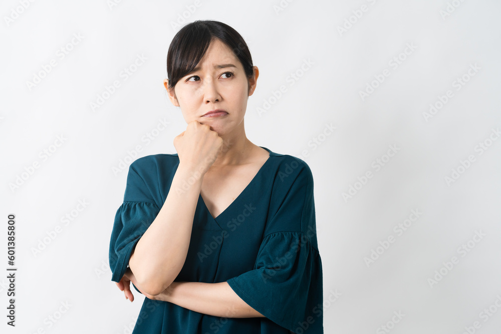 不安気な表情の若い女性 ビジネスイメージ 不安気な表情の若い女性 ビジネスイメージ