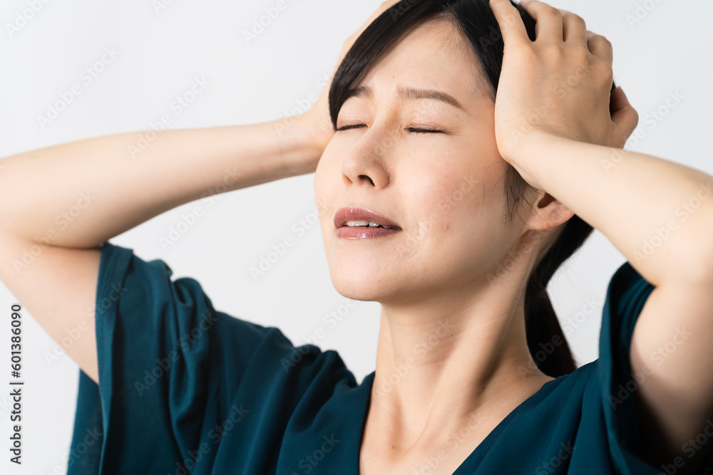 頭を抱える若い女性 ライフスタイルイメージ 頭を抱える若い女性 ライフスタイルイメージ