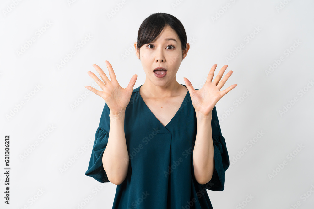 ショックで不安になる若い女性 ライフスタイルイメージ ショックで不安になる若い女性 ライフスタイルイメージ