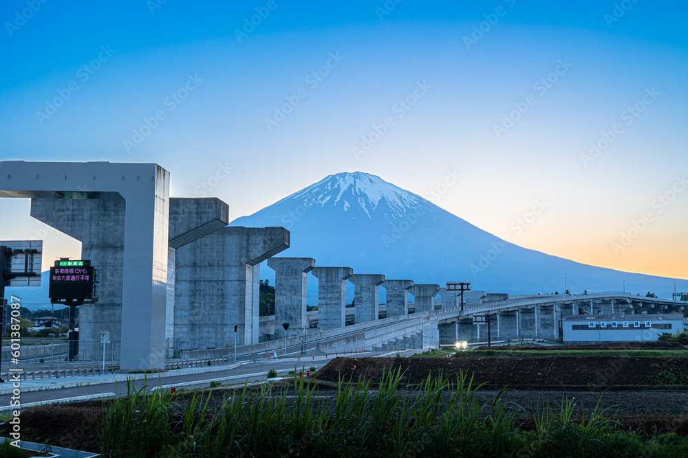 工事中の御殿場バイパス道路と富士山 工事中の御殿場バイパス道路と富士山