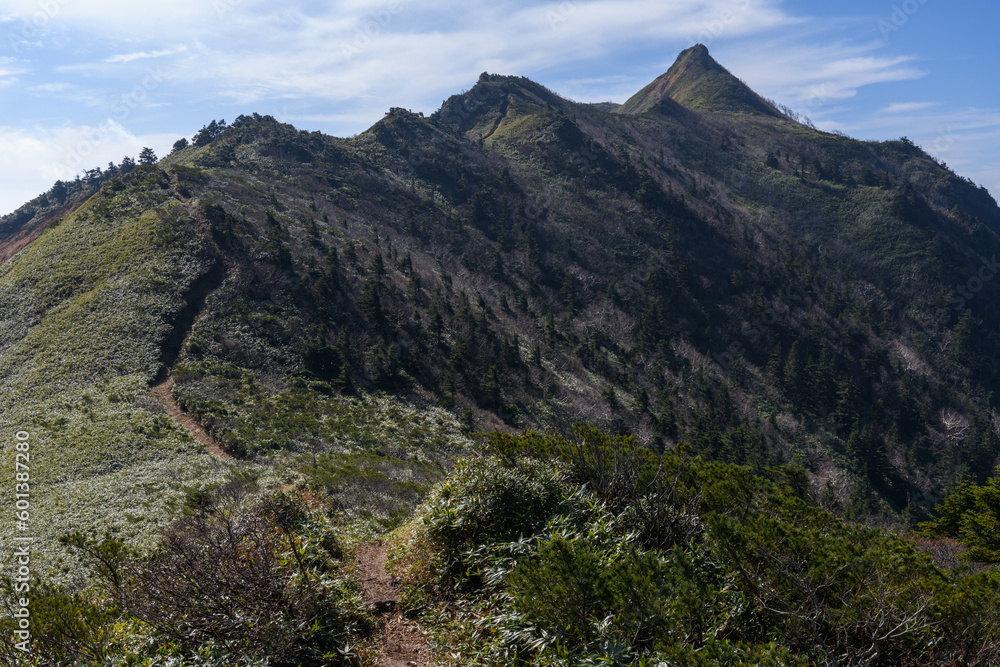 Fototapeta premium 晩秋の剣ヶ峰山と登山道