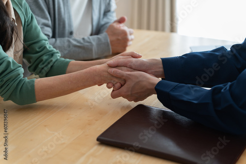 Tableau sur toile 握手をする作業着を着た日本人男性