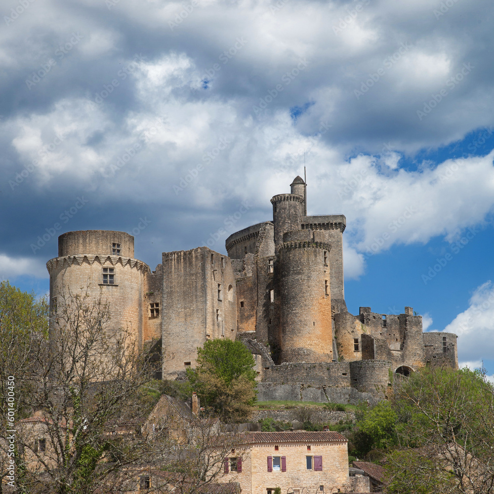 Les ruines du château médiéval de Bonaguil (Lot-et-Garonne) dominant les maisons du village