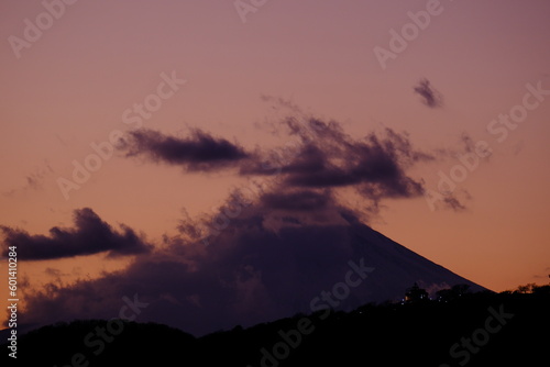 夕暮れ時に雲がかかった富士山