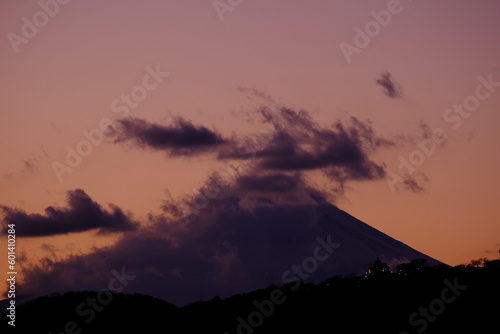 夕暮れ時に雲がかかった富士山 photo