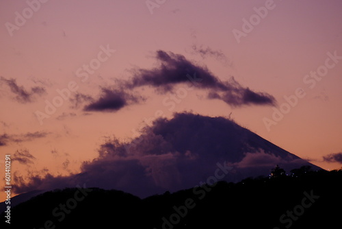 夕暮れ時に雲がかかった富士山