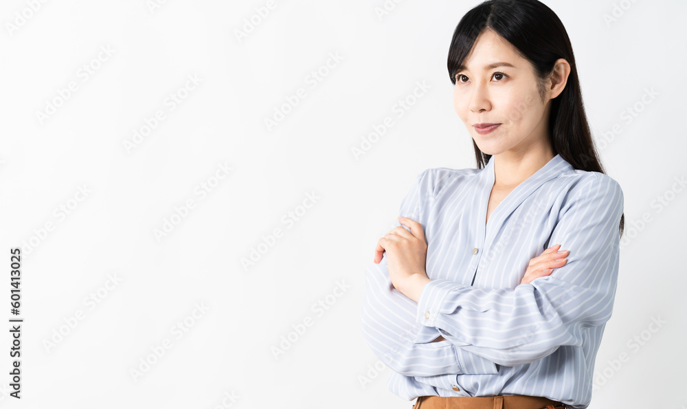 腕組みをする若い女性　ビジネスイメージ