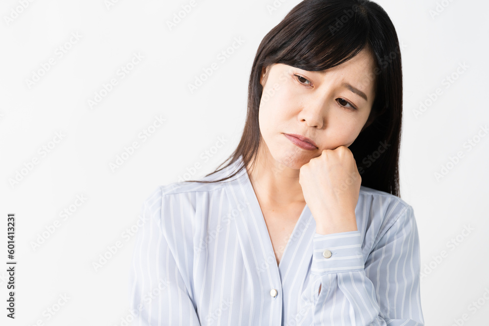 不安気な表情の若い女性　ビジネスイメージ