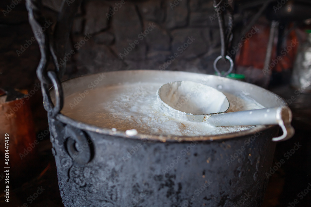 Bacówka w Jaworkach i okolice. Chochla zanurzona w ugotowanym mleku w kotle. 