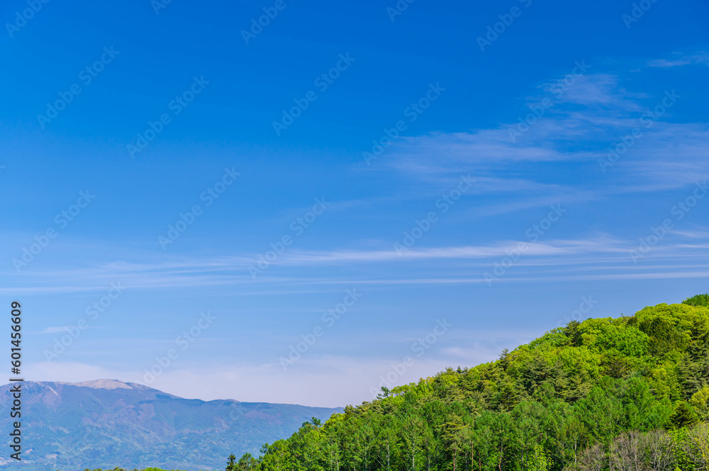 新緑の山と青空 新緑の山と青空